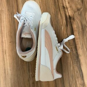 Puma Kids Sneakers in White and Light Pink